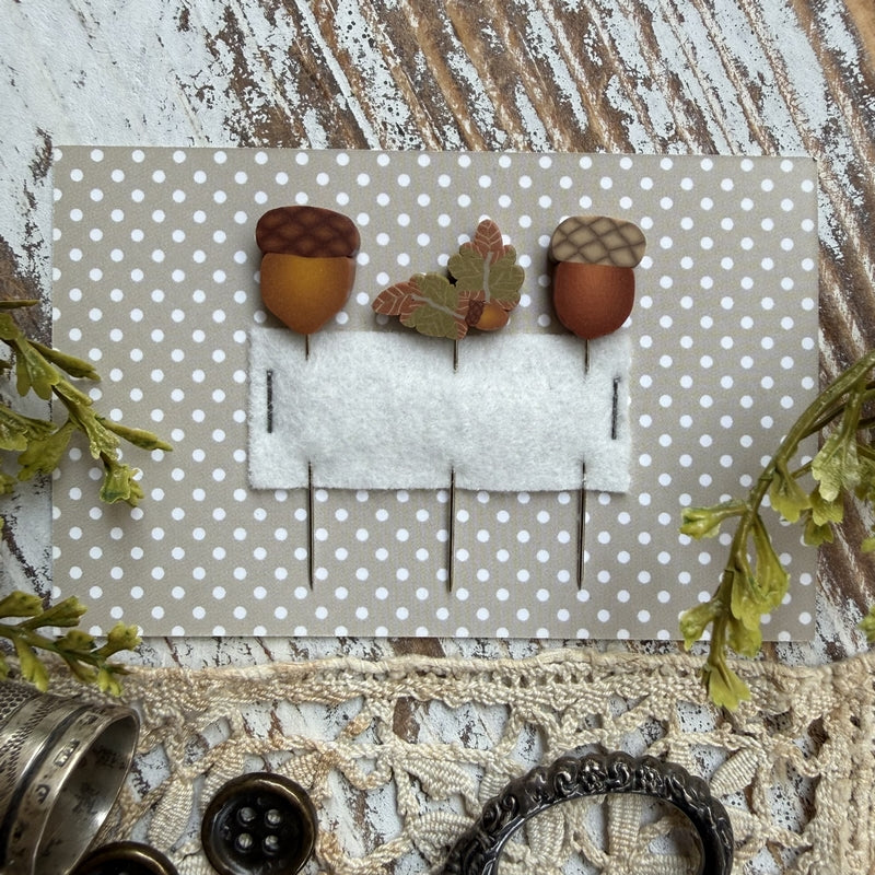 PREORDER Acorns - Puntini Puntini Pin Set