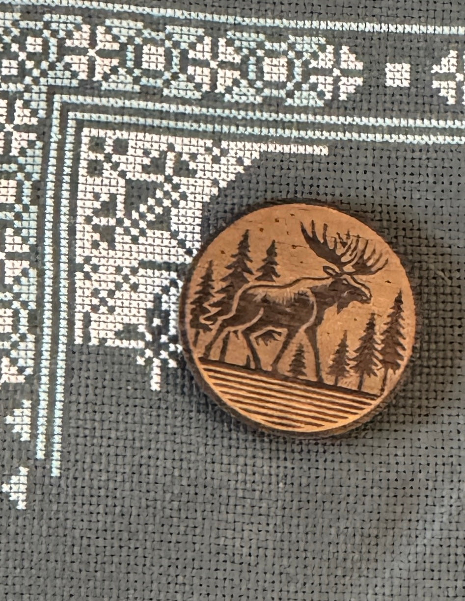 Wandering Moose Wooden Magnetic Needle Minder
