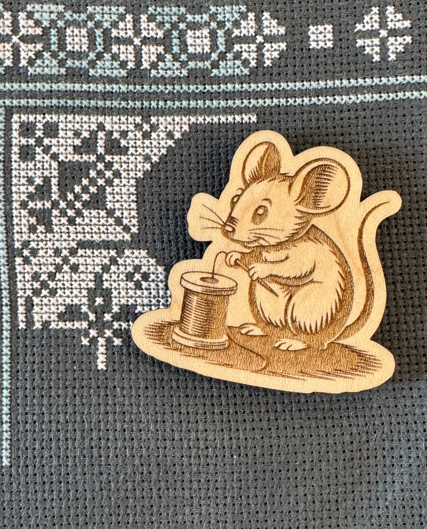 Sewing Mouse Wooden Magnetic Needle Minder