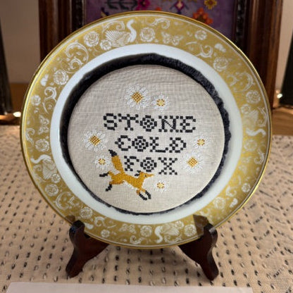 Plate-I-Tudes Stone Cold Fox - Artsy Housewife - Cross Stitch Pattern