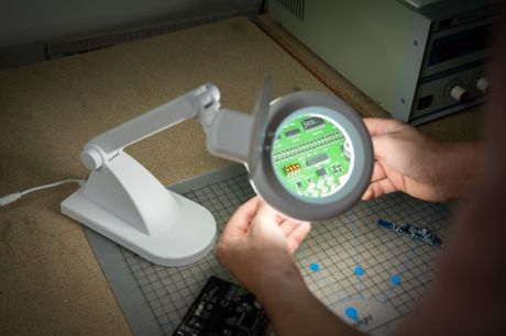 Daylight LED Magnifying Table Lamp - White