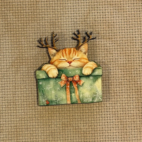 Orange Cat Christmas Present Wooden Magnetic Needle Minder